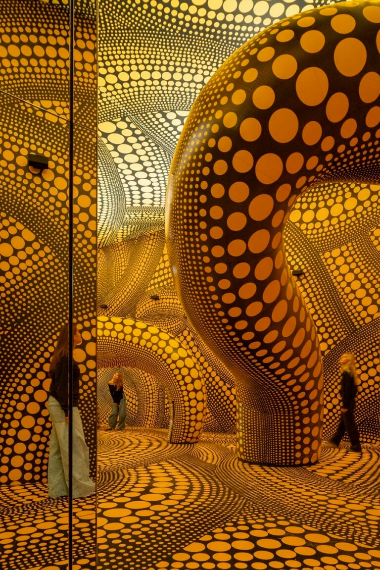 Una delle Infinity Mirrored Room di Yayoi Kusama. The Hope of the Polka Dots Buried in Infinity Will Eternally Cover the Universe, 2025. Mixed media, detail. Photo Peter Tijhuis &copy; YAYOI KUSAMA