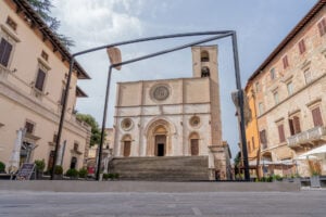 A Todi un’artista mette in discussione le leggi del tempo, della gravità e della visione 