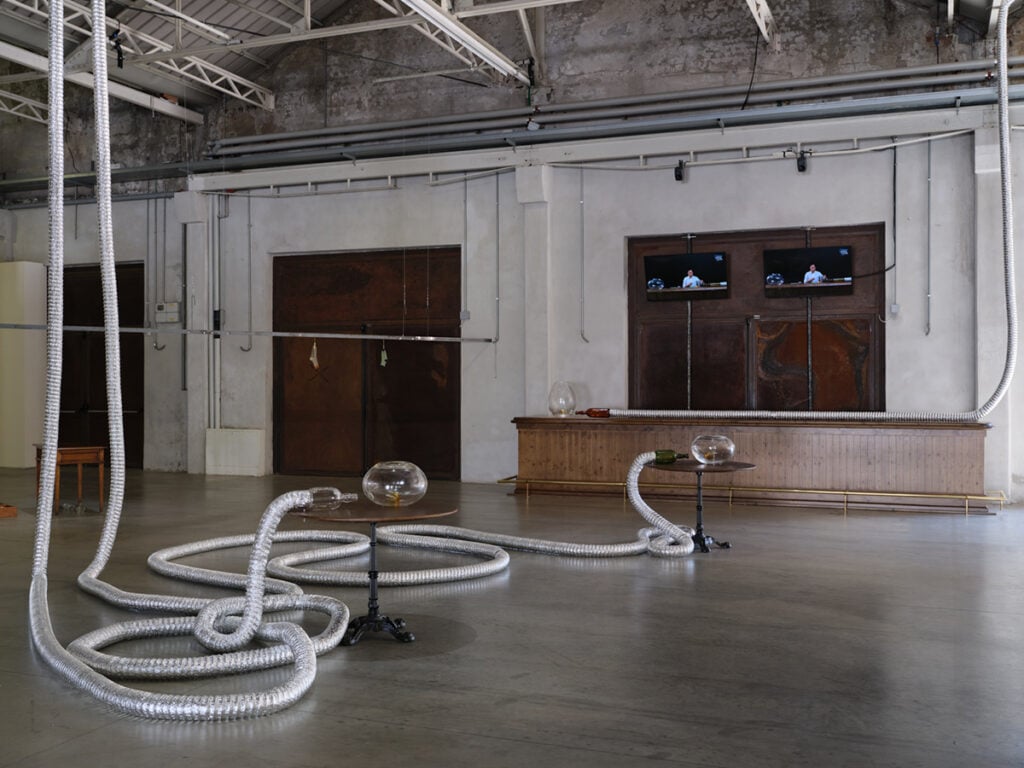 Aki Sasamoto “XYZ”, Veduta della mostra, Pirelli HangarBicocca, Milano, 2026 Courtesy l’artista e Pirelli HangarBicocca, Milano, Foto Agostino Osio