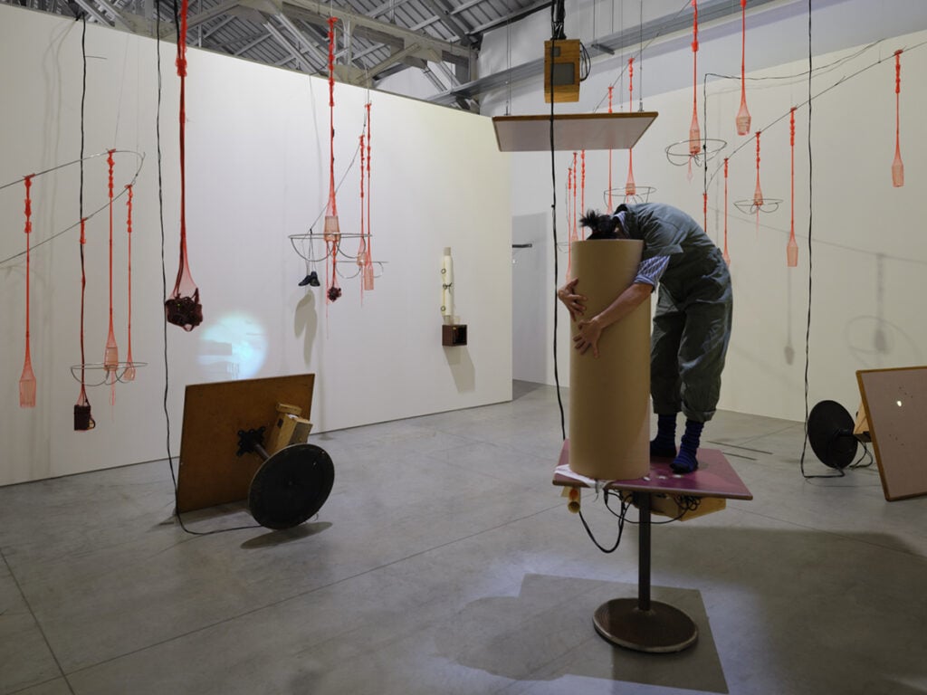 Aki Sasamoto performance di Strange Attractors, 2010 Veduta dell’installazione, Pirelli HangarBicocca, Milano, 2026 Ninagawa Maerkle Family Collection Courtesy l’artista e Pirelli HangarBicocca, Milano, Foto Agostino Osio