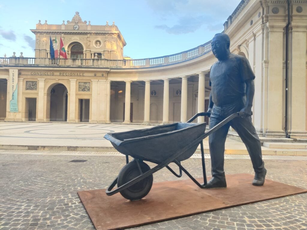 La carriola di Ai Weiwei e il ricordo del terremoto. Una scultura permanente per L’Aquila