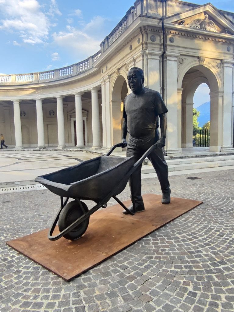 La carriola di Ai Weiwei e il ricordo del terremoto. Una scultura permanente per L’Aquila