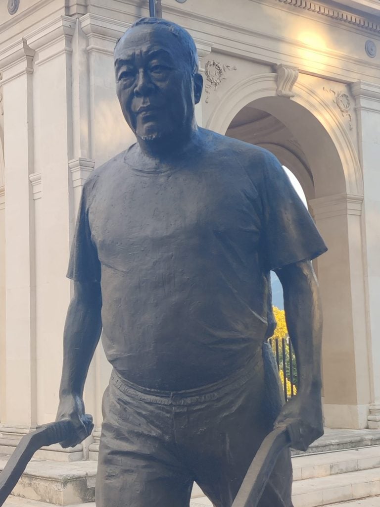 La carriola di Ai Weiwei e il ricordo del terremoto. Una scultura permanente per L’Aquila