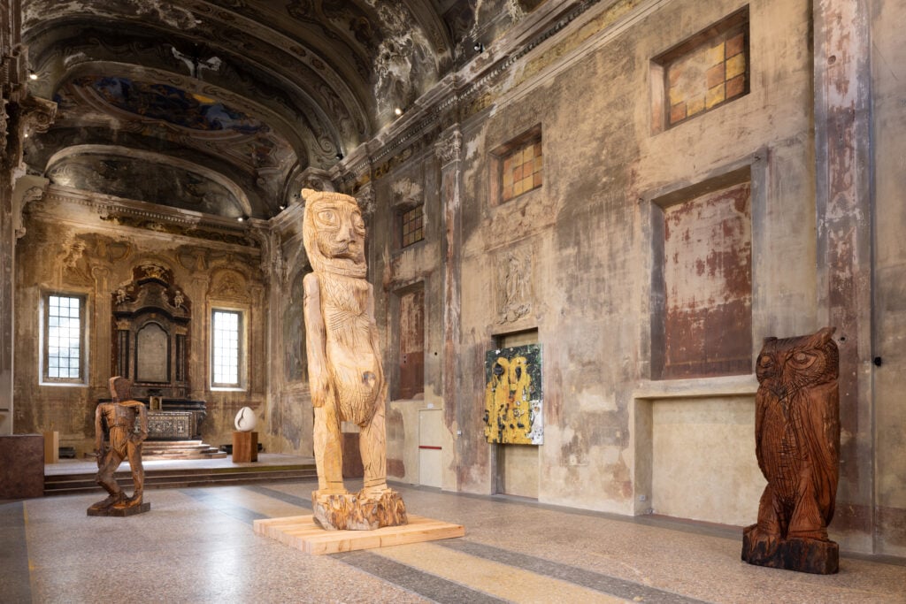 La monumentale mostra del grande artista Thomas Houseago in una chiesa sconsacrata di Milano. Le immagini 