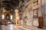 La monumentale mostra del grande artista Thomas Houseago in una chiesa sconsacrata di Milano. Le immagini 