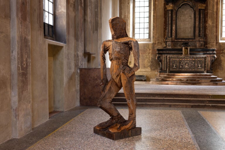 La mostra di Thomas Houseago alla Chiesa di San Vittore e Quaranta Martiri a Milano. Credits Roberto Marossi