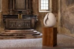 La mostra di Thomas Houseago alla Chiesa di San Vittore e Quaranta Martiri a Milano. Credits Roberto Marossi