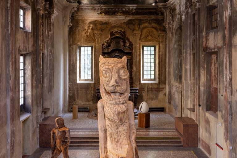 La mostra di Thomas Houseago alla Chiesa di San Vittore e Quaranta Martiri a Milano. Credits Roberto Marossi