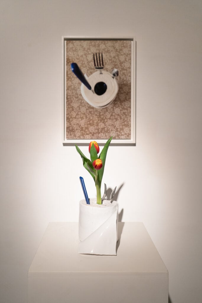 Carlotta Fantozzi, vaso per fiori in ceramica e posate, 2024 da Asciugaposate temporaneo, 2022 circa. Sezione design. Rotolo di carta assorbente da cucina usato per asciugare le posate