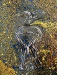 In &ldquo;Come un foulard&rdquo; Pollution Art reimpiega un quadro da stampa, o buratto, come supporto dell&rsquo;opera e vi dispone la pasta secca secondo una trama modulare, trasformando un alimento quotidiano in un pattern che richiama il linguaggio del disegno tessile