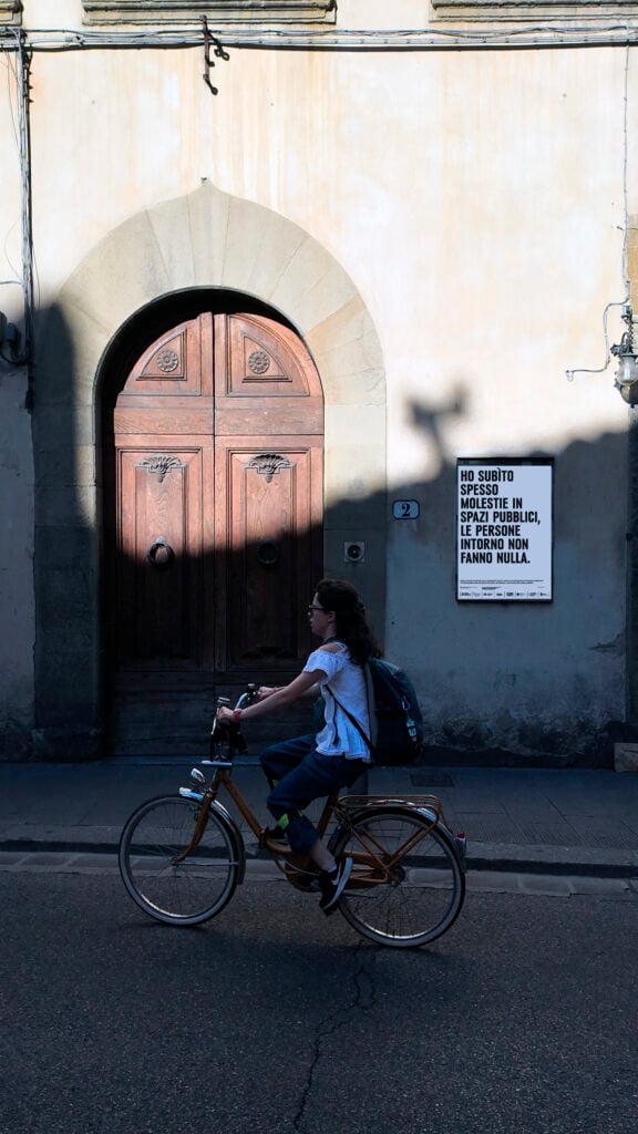 Firenze si riempie di 180 manifesti artistici contro gli stereotipi di genere. Le foto