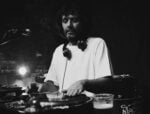 Dj Gruff suona il giradischi come uno strumento. Storia di un pioniere dell’hip hop italiano