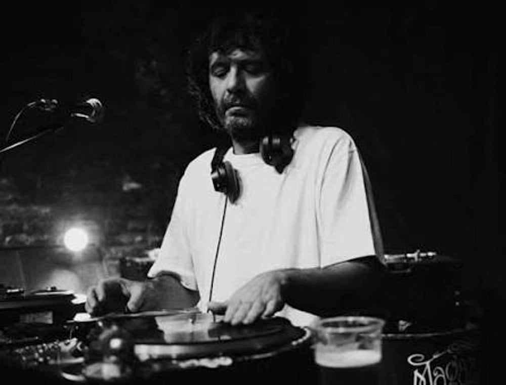 Dj Gruff suona il giradischi come uno strumento. Storia di un pioniere dell’hip hop italiano