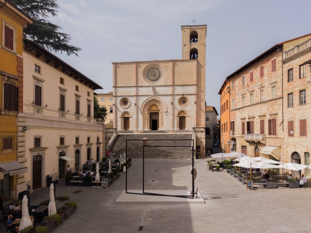 Alicja Kwade, ParaPostion, 2024 - Photo Credits: Exhibition view 'Dusty Die', Alicja Kwade, M Leuven, 2025, Courtesy of the Artist and Pace Gallery, Photographer: Roman März for M Leuven, a Todi per la Fondazione Beverly Pepper