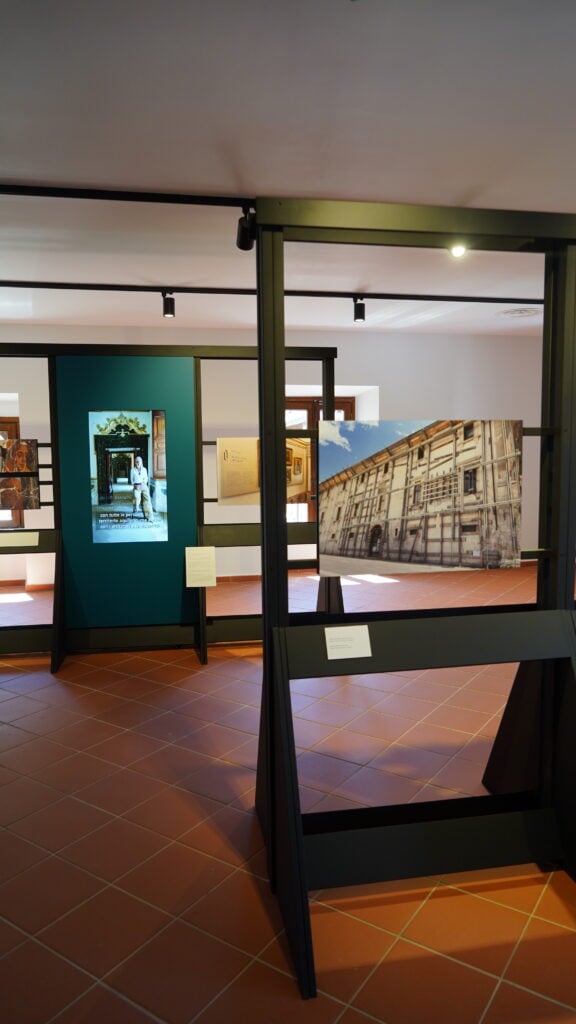 Polo Culturale BPER - L&rsquo;Aquila, Immagini di allestimento
Mostra temporanea &ldquo;I colori del tempo. Lo splendore ritrovato di Palazzo Farinosi Branconi&rdquo;
Credito fotografico: Davide Pennacchi