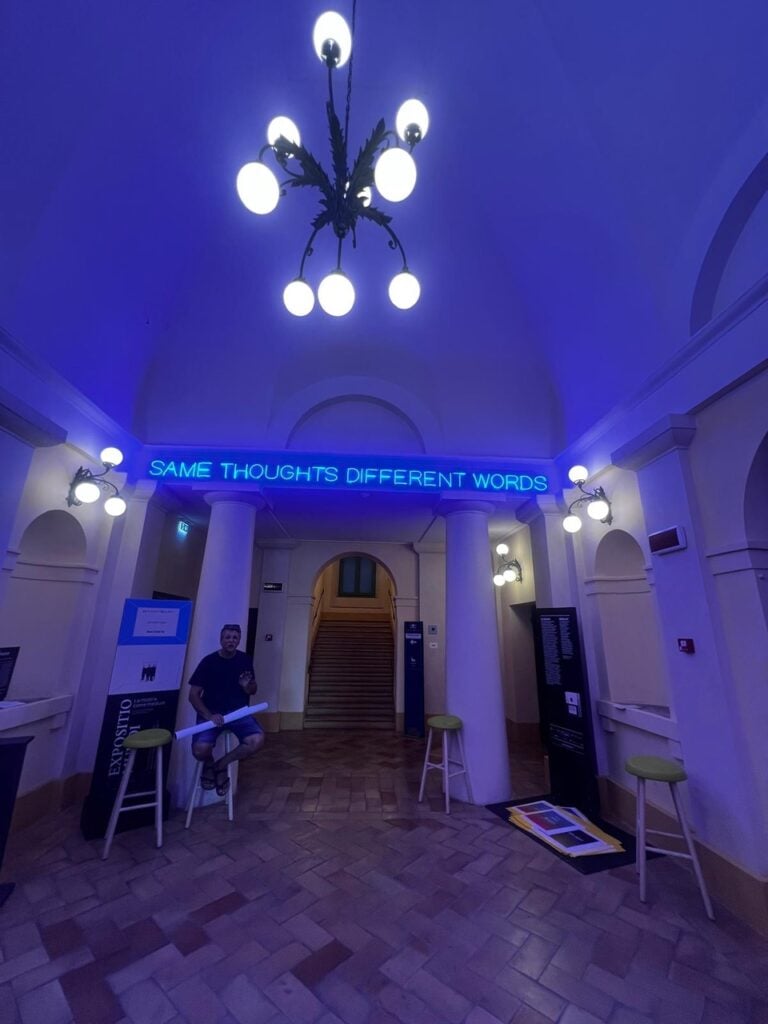 Maurizio Nannucci, Same Words Different Thoughts / Same Thoughts Different Words, 2026, neon, intervento site-specific, Sferisterio di Macerata, mostre