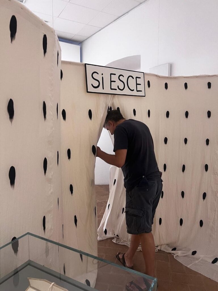 Adelaide Cioni, Dove s'ammira l'opera di Giuseppe Ghezzi che per primo concep&igrave; il curioso gesto di mostrar l'arte a chi non la possiede, 2026. Particolare dell'installazione con l'indicazione &laquo;SI ESCE&raquo;