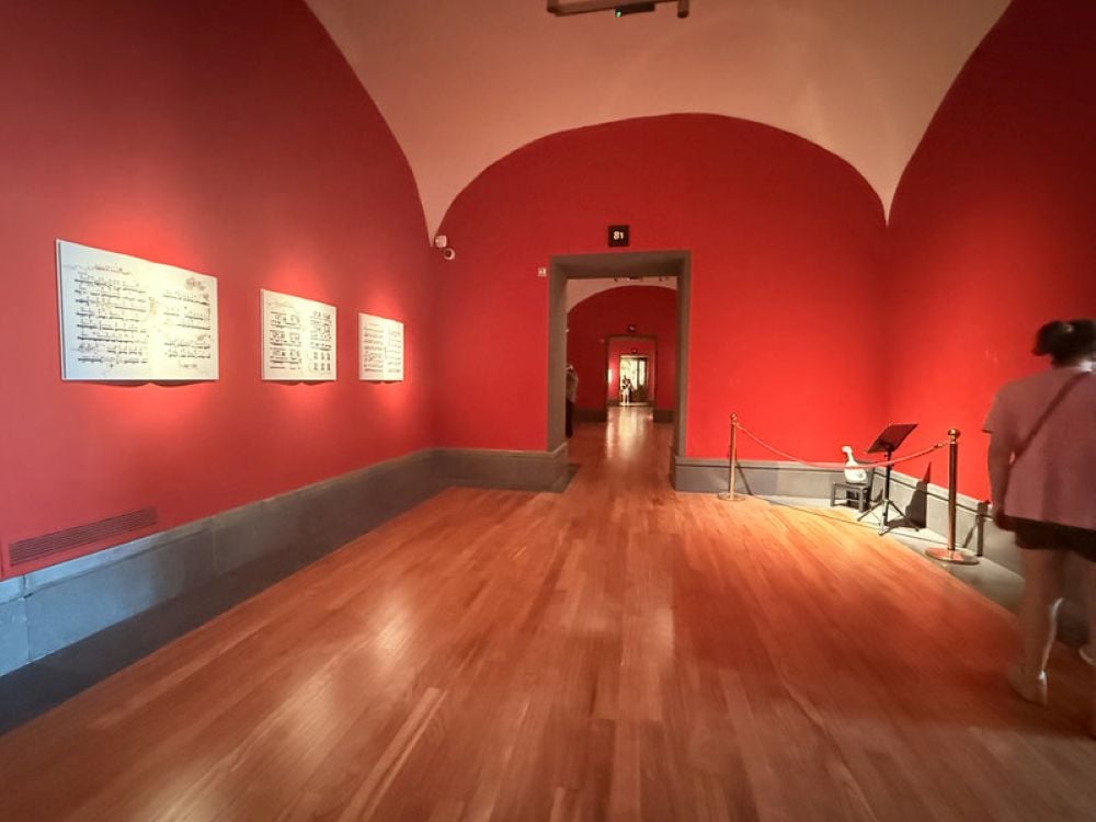 Emilio Isgrò cancella tutto, anche la canzone napoletana. La mostra a Capodimonte