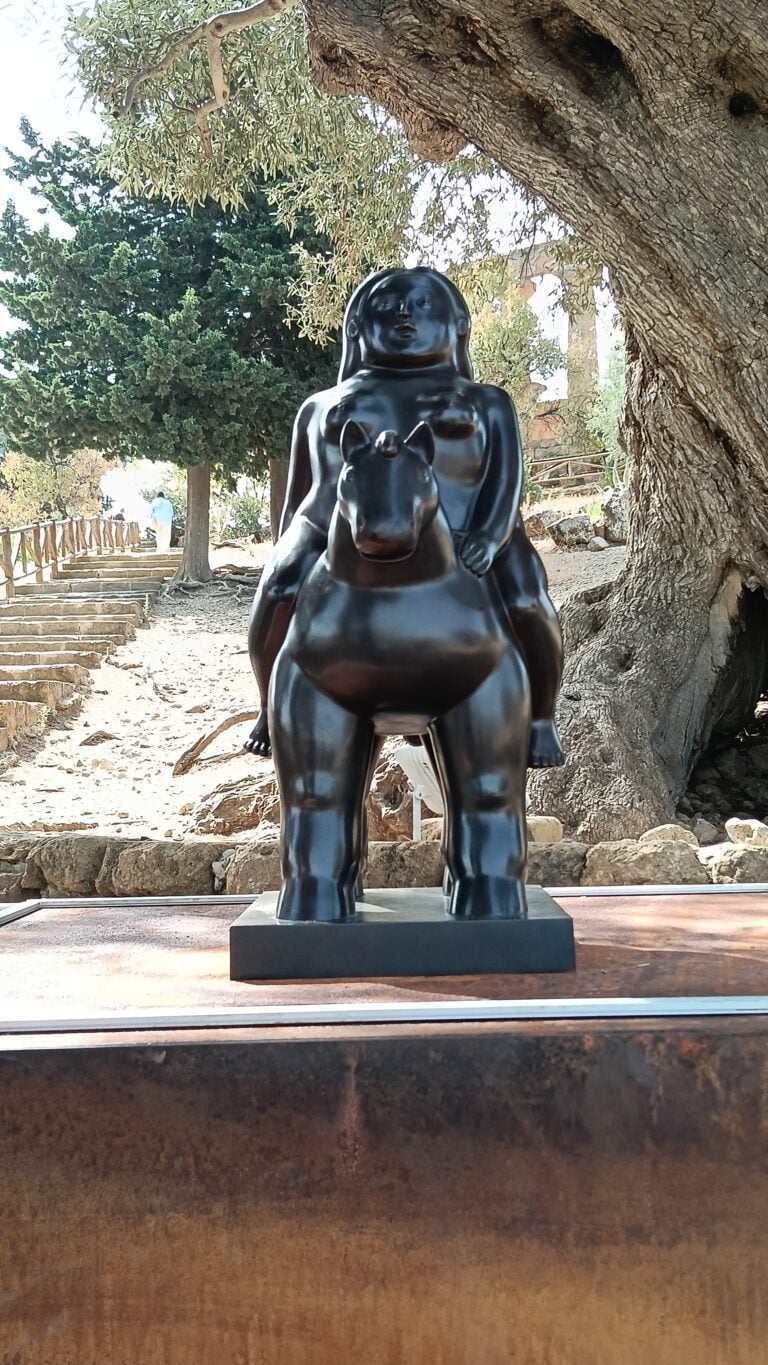 Fernando Botero, Donna a cavallo, veduta della mostra Fernando Botero. L'incanto del mito, Valle dei Templi, Agrigento, 2026. Bronzo, 57 x 28 x 42 cm. Fernando Botero Zea Collection