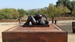 Fernando Botero, Leda e il Cigno, 1995, veduta della mostra Fernando Botero. L'incanto del mito, Valle dei Templi, Agrigento, 2026. Bronzo, 29,8 x 55,8 x 22,8 cm. Fernando Botero Zea Collection