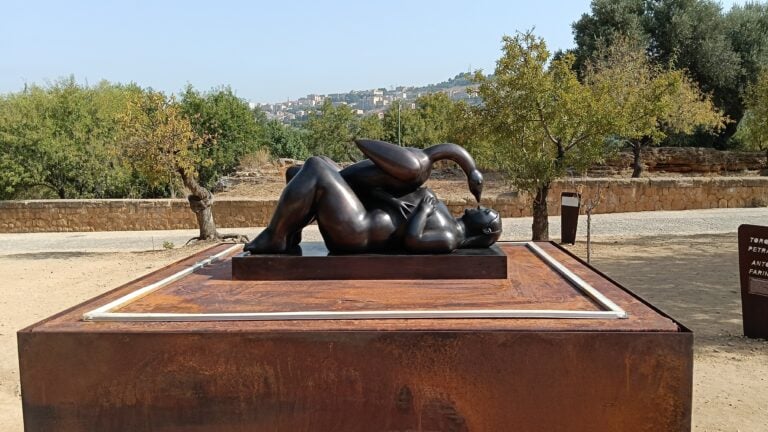 Fernando Botero, Leda e il Cigno, 1995, veduta della mostra Fernando Botero. L'incanto del mito, Valle dei Templi, Agrigento, 2026. Bronzo, 29,8 x 55,8 x 22,8 cm. Fernando Botero Zea Collection