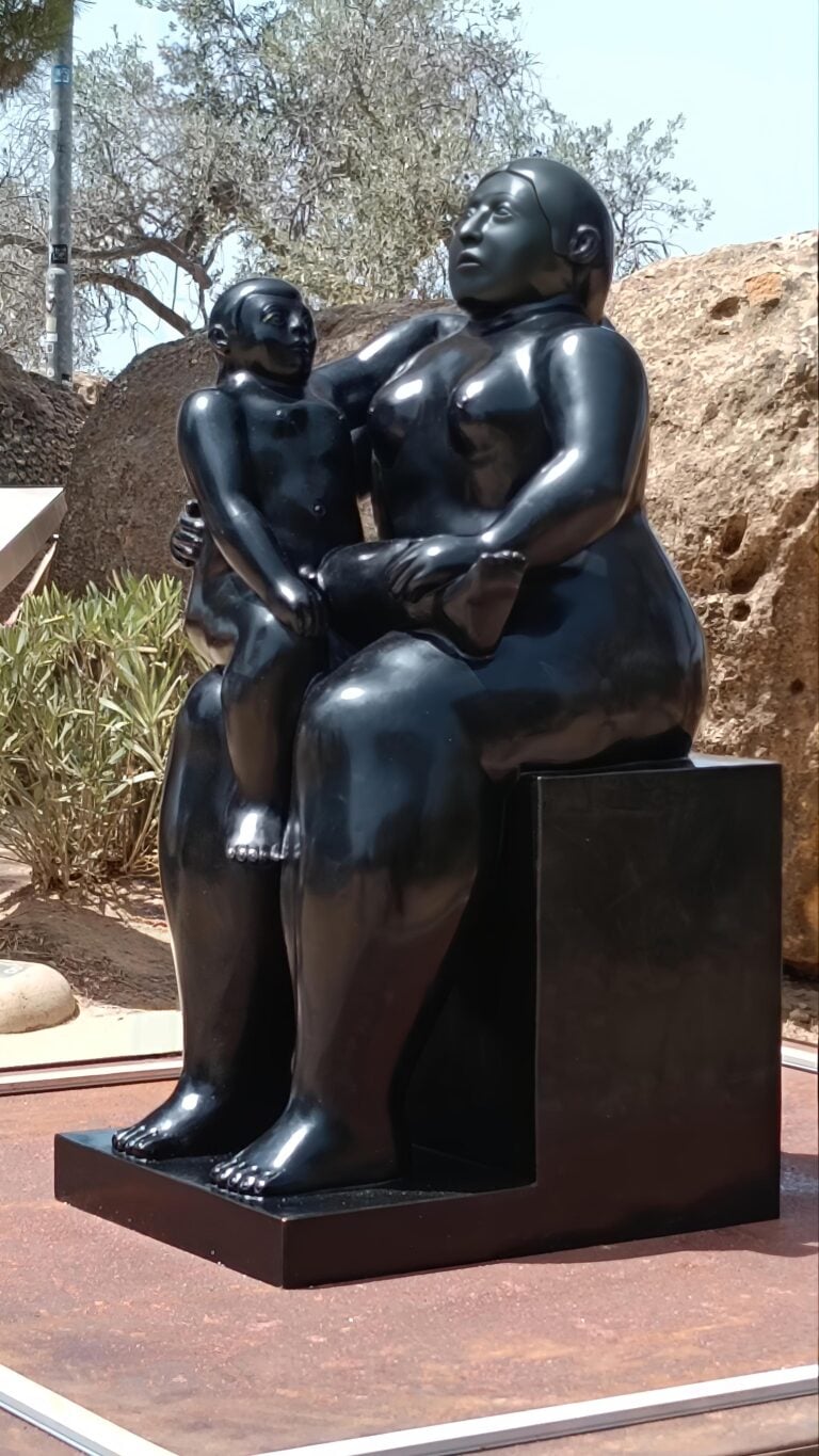 Fernando Botero, Maternit&agrave;, veduta della mostra Fernando Botero. L'incanto del mito, Valle dei Templi, Agrigento, 2026. Bronzo, 57,1 x 28 x 30,5 cm. Botero Family Estate