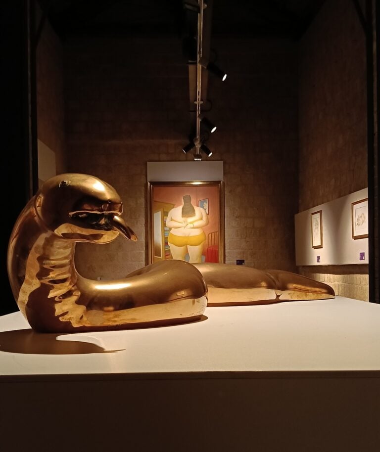 Fernando Botero, Serpente, veduta della mostra Fernando Botero. Il peso dei sogni, Palazzo Belmonte Riso, Palermo, 2026. Bronzo, 180 x 70 x 33 cm, Collezione Fernando Botero Zea