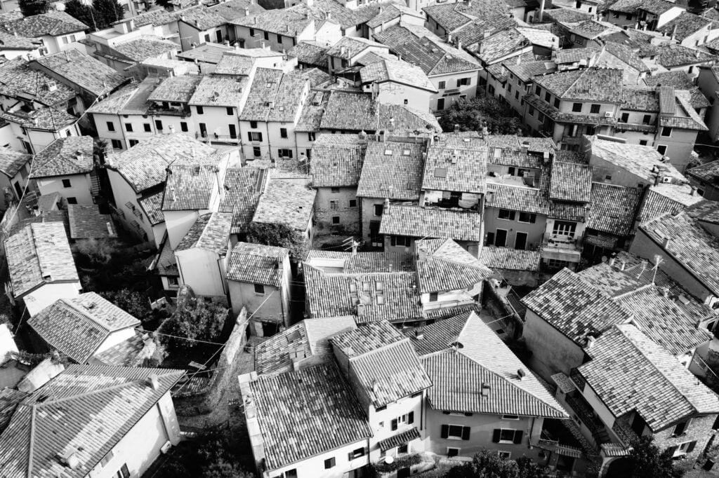 Perché vogliamo salvare i piccoli paesi? Photo di Tobias Fischer su Unsplash