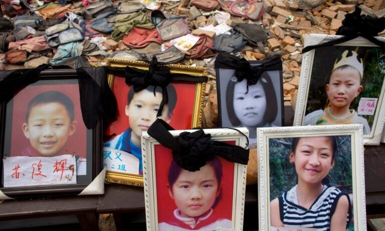 Fotografie di bambini dispersi durante il terremoto di Sichuan del 2008