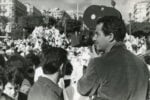 Gillo Pontecorvo dietro la macchina da presa sul set del film La battaglia di Algeri (1966)
