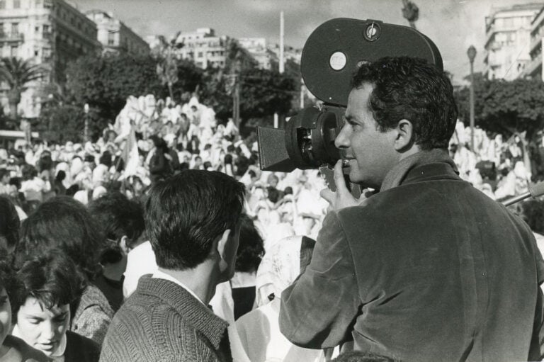 Gillo Pontecorvo dietro la macchina da presa sul set del film La battaglia di Algeri (1966)