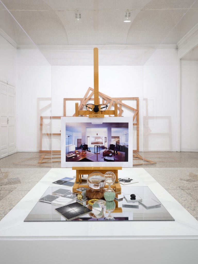 Giulio Paolini. In studio (ora come allora), installation view della mostra alla Galleria Christian Stein, Milano, 2026. Courtesy Fondazione Giulio e Anna Paolini e Galleria Christian Stein, Milano. Ph: Agostino Osio