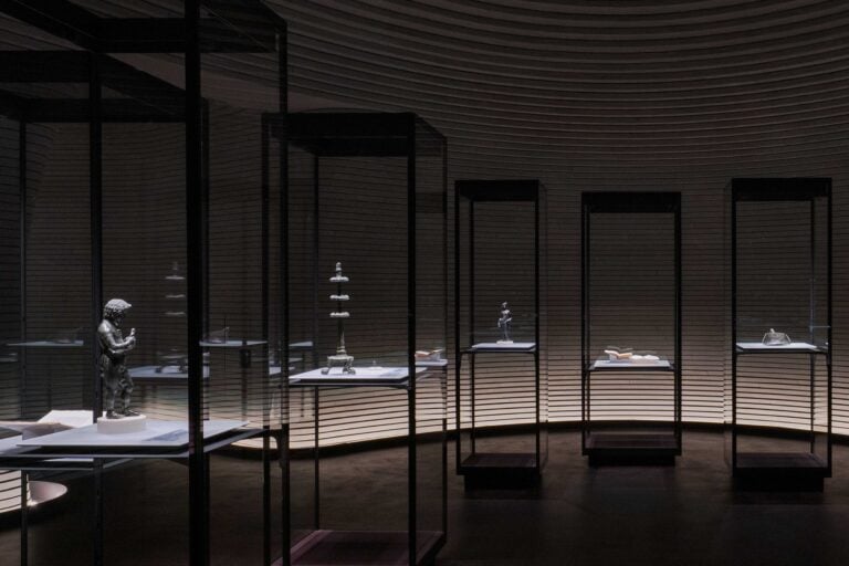 Installation view della mostra Gli Etruschi e l'Olanda alla Fondazione Rovati di Milano. Ph: Daniele Portanome