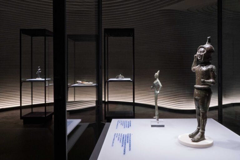 Installation view della mostra Gli Etruschi e l'Olanda alla Fondazione Rovati di Milano. Ph: Daniele Portanome