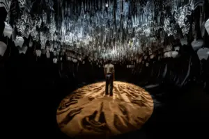 Nel Padiglione Oman alla Biennale i visitatori camminano sulla sabbia sotto una costellazione d’argento. L’intervista 