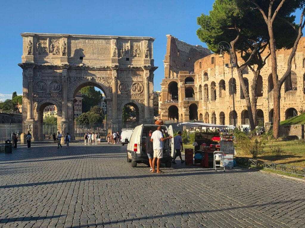 I venditori di souvenir tornano al Colosseo