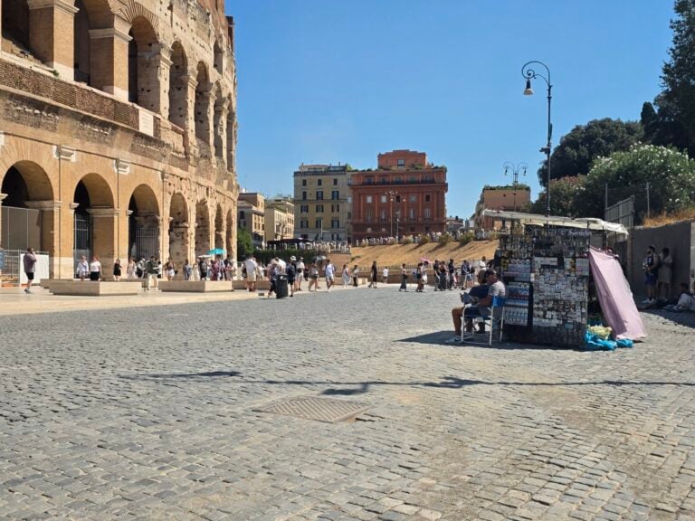 I venditori di souvenir tornano al Colosseo