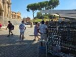 I venditori di souvenir tornano al Colosseo