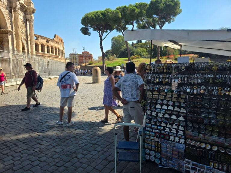 I venditori di souvenir tornano al Colosseo