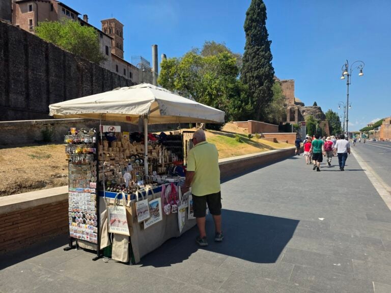 I venditori di souvenir tornano al Colosseo