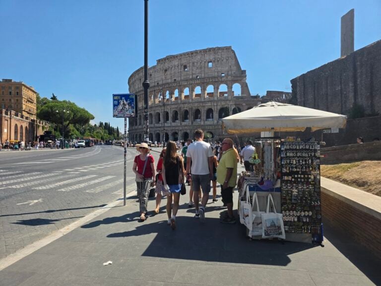 I venditori di souvenir tornano al Colosseo