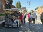 I venditori di souvenir tornano al Colosseo