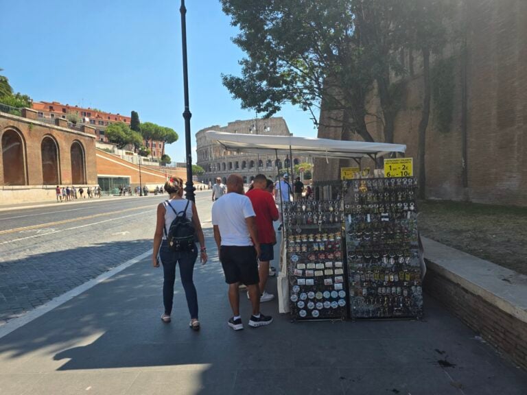 I venditori di souvenir tornano al Colosseo