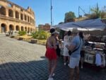I venditori di souvenir tornano al Colosseo