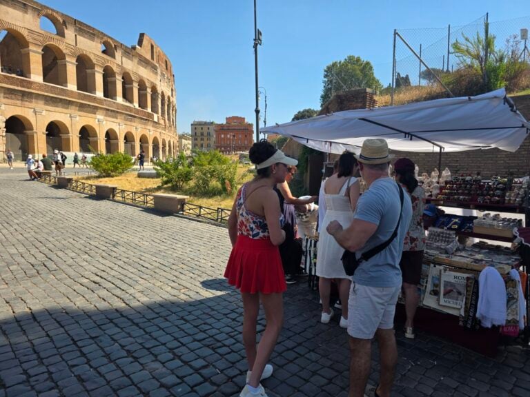 I venditori di souvenir tornano al Colosseo