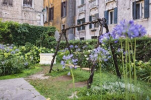 A Venezia un’artista ha creato un giardino segreto di piante e sculture