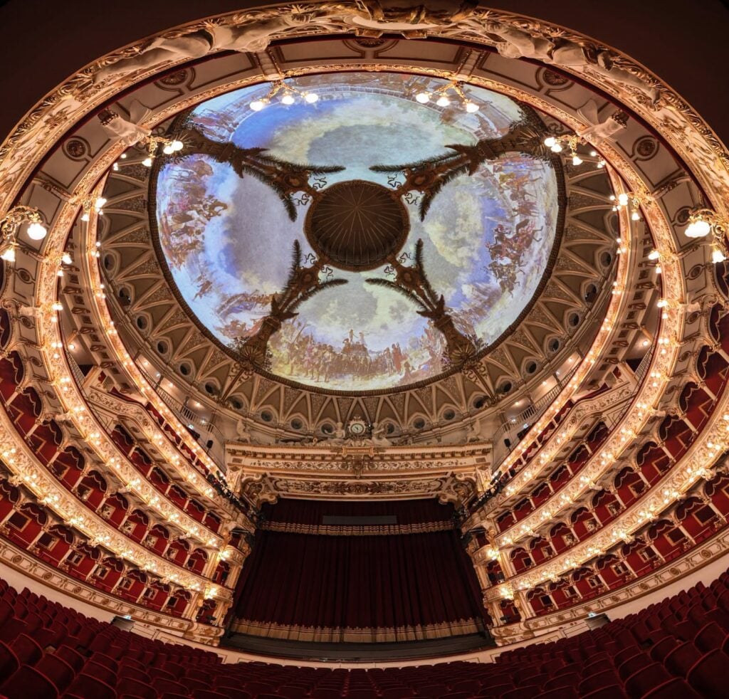 Il nuovo videomapping che recupera gli affreschi della cupola del Teatro Petruzzelli di Bari. Photo Clarissa Lapolla
