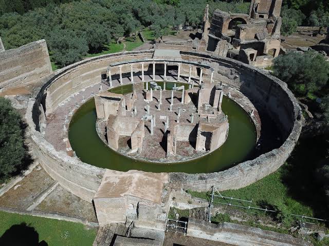 Il Teatro Marittimo di Villa Adriana a Tivoli visto dall'alto
