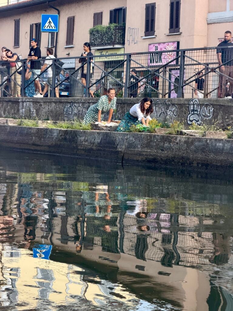 Una giornata di teatro sui Navigli di Milano tra arte, degustazioni e incontri. Per celebrare la fine dell’emergenza inquinamento: le foto