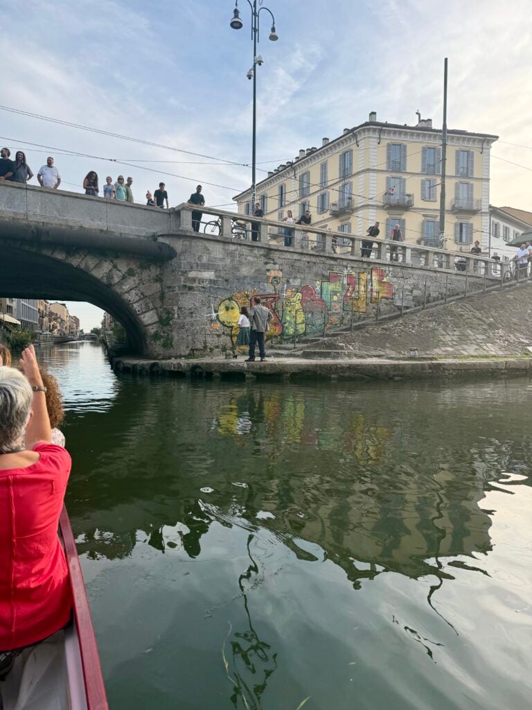 Una giornata di teatro sui Navigli di Milano tra&nbsp;arte, degustazioni e incontri. Per celebrare la fine dell&rsquo;emergenza inquinamento: le foto